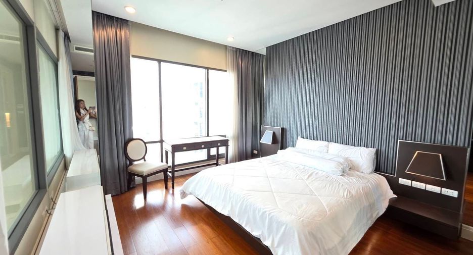 For sale 3 bedrooms condo in Khlong Toei, Bangkok