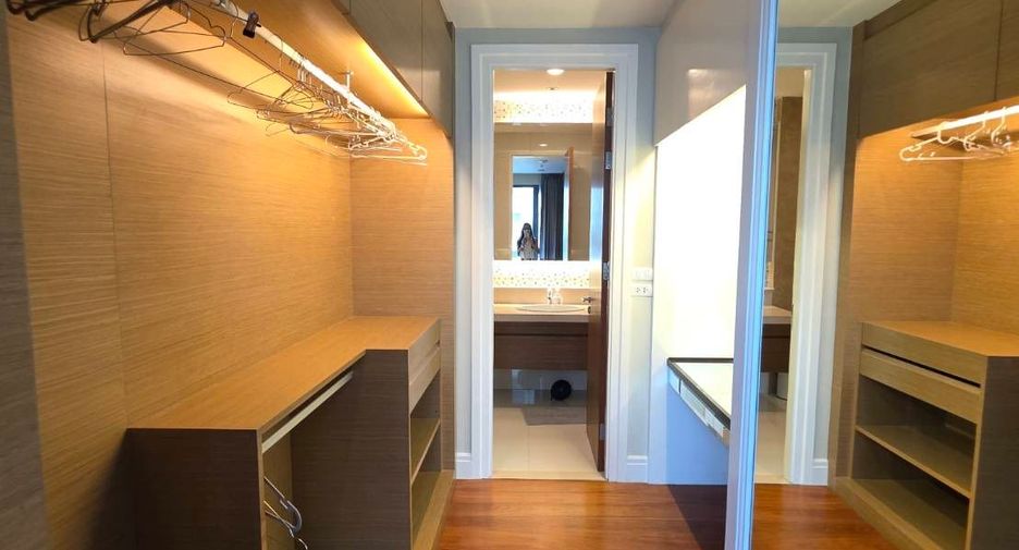 For sale 3 bedrooms condo in Khlong Toei, Bangkok