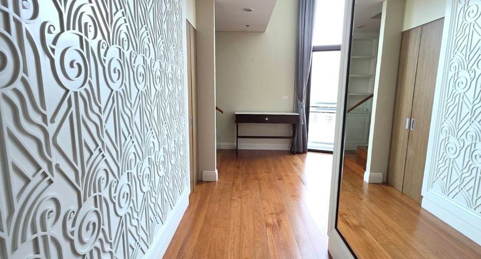 For sale 3 bedrooms condo in Khlong Toei, Bangkok