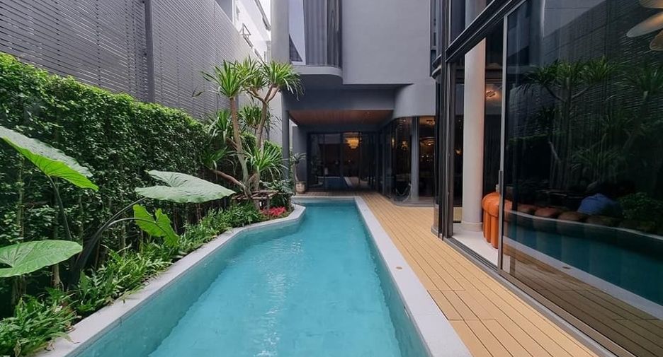 For sale 5 bedrooms house in Wang Thonglang, Bangkok