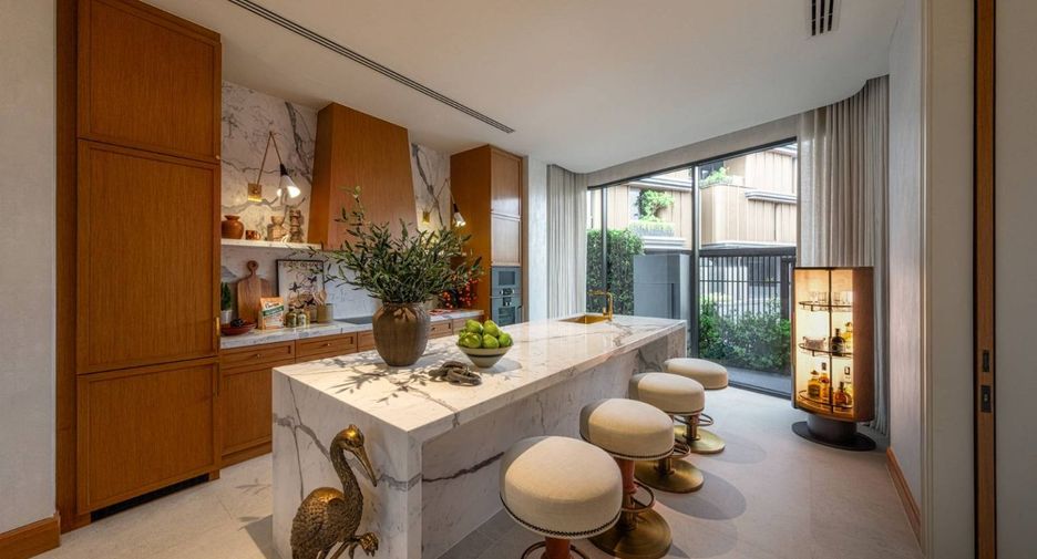 For sale 5 bedrooms house in Wang Thonglang, Bangkok