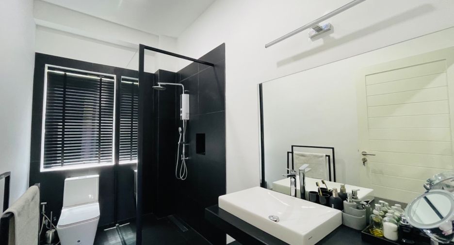 À vendre et à louer 6 chambres villa à Bang Lamung, Chonburi
