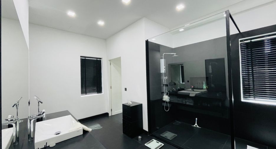 À vendre et à louer 6 chambres villa à Bang Lamung, Chonburi