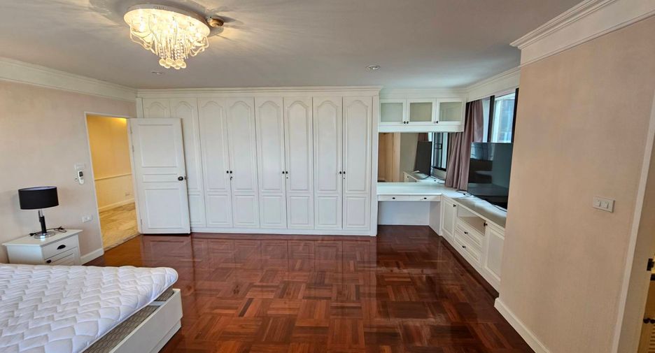 For rent 3 bedrooms condo in Watthana, Bangkok