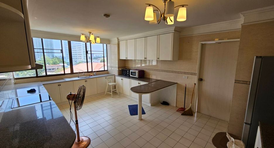 For rent 3 bedrooms condo in Watthana, Bangkok