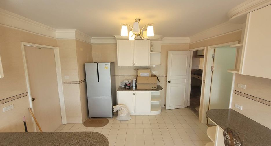 For rent 3 bedrooms condo in Watthana, Bangkok