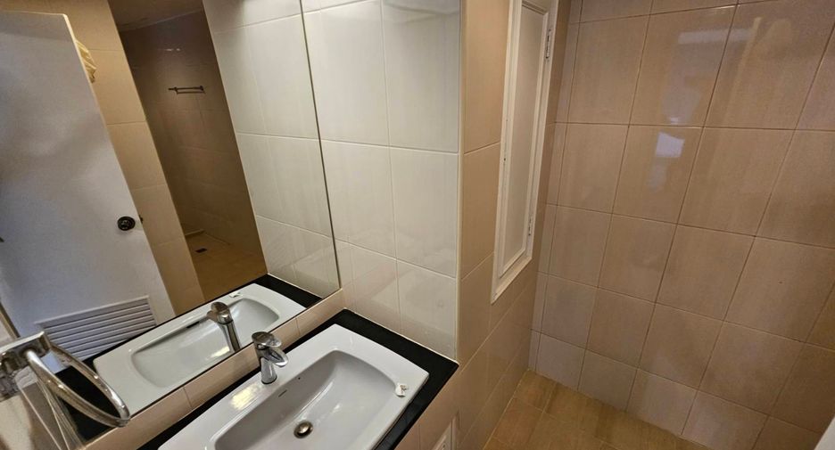 For rent 3 bedrooms condo in Watthana, Bangkok