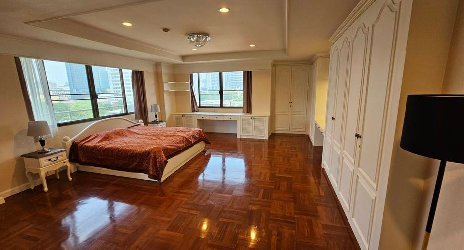 For rent 3 bedrooms condo in Watthana, Bangkok