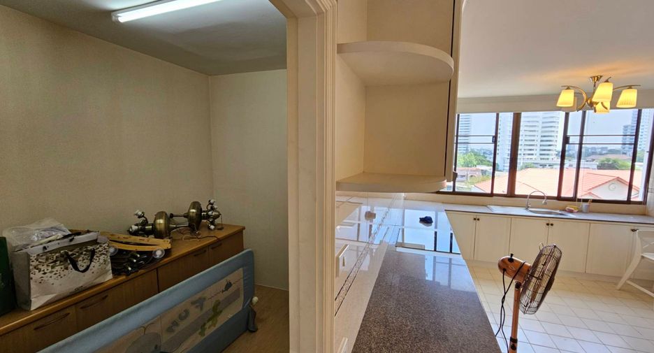 For rent 3 bedrooms condo in Watthana, Bangkok