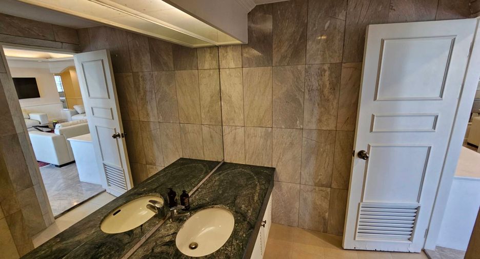 For rent 3 bedrooms condo in Watthana, Bangkok