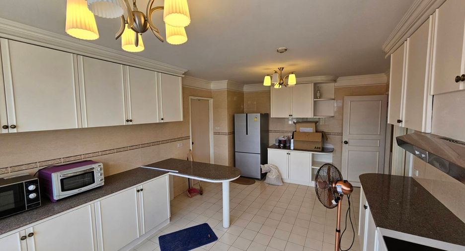 For rent 3 bedrooms condo in Watthana, Bangkok
