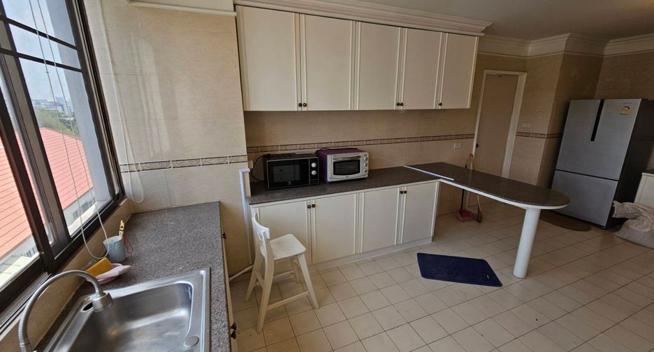 For rent 3 bedrooms condo in Watthana, Bangkok