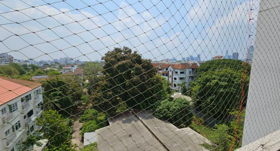 For rent 3 bedrooms condo in Watthana, Bangkok