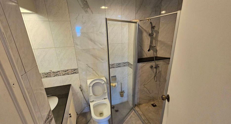For rent 3 bedrooms condo in Watthana, Bangkok