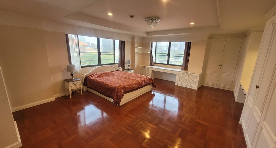 For rent 3 bedrooms condo in Watthana, Bangkok