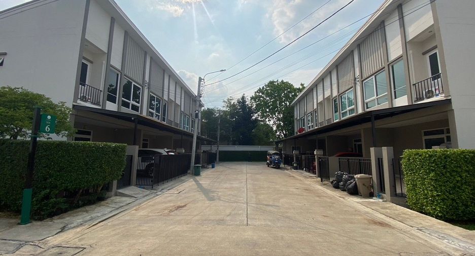 For sale 4 Beds townhouse in Mueang Nonthaburi, Nonthaburi