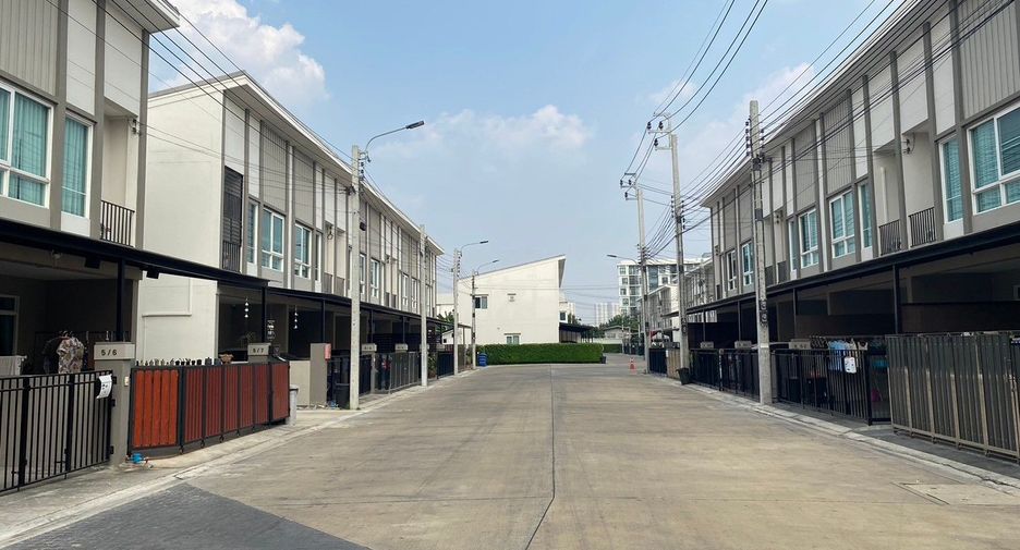 For sale 4 Beds townhouse in Mueang Nonthaburi, Nonthaburi