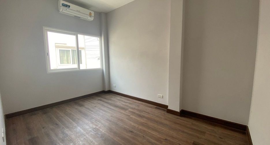 For sale 4 Beds townhouse in Mueang Nonthaburi, Nonthaburi