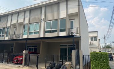 For sale 4 Beds townhouse in Mueang Nonthaburi, Nonthaburi