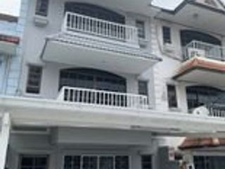 ให้เช่า 6 ห้องนอน ทาวน์เฮ้าส์ ใน วัฒนา, กรุงเทพฯ