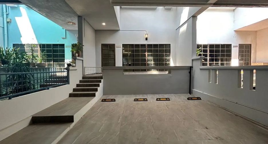 ให้เช่า 6 ห้องนอน ทาวน์เฮ้าส์ ใน วัฒนา, กรุงเทพฯ