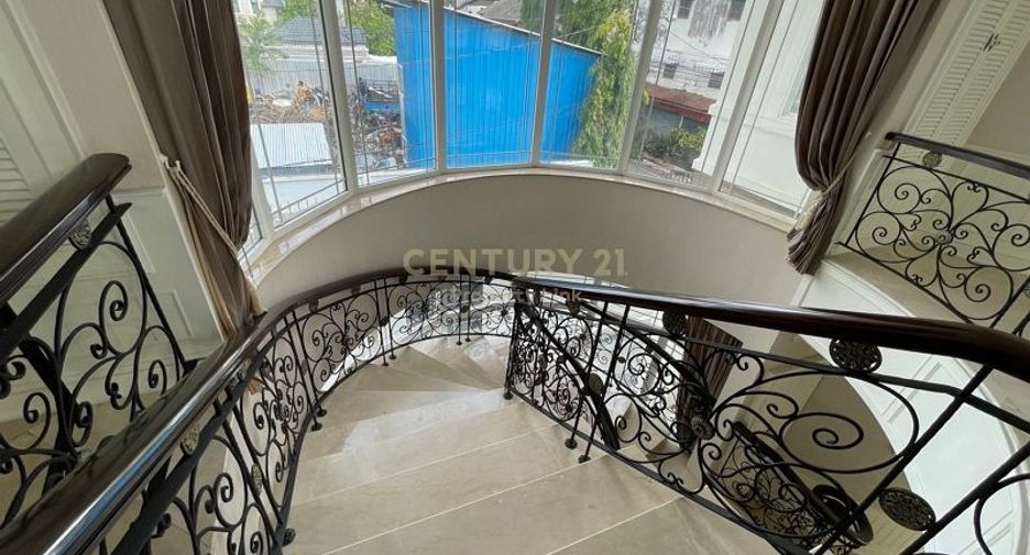 For rent and for sale 5 bed house in Chatuchak, Bangkok