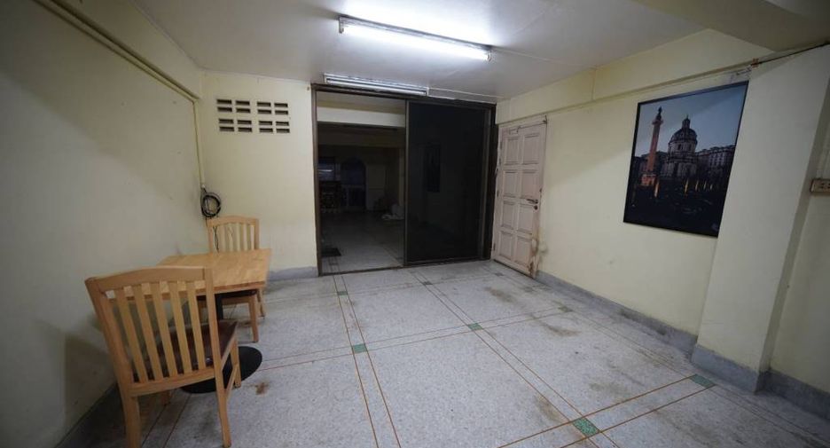 For rent 3 bedrooms retail Space in Phasi Charoen, Bangkok