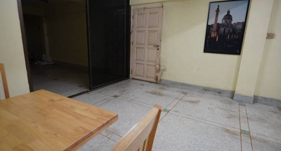 For rent 3 bedrooms retail Space in Phasi Charoen, Bangkok