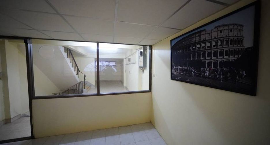 For rent 3 bedrooms retail Space in Phasi Charoen, Bangkok