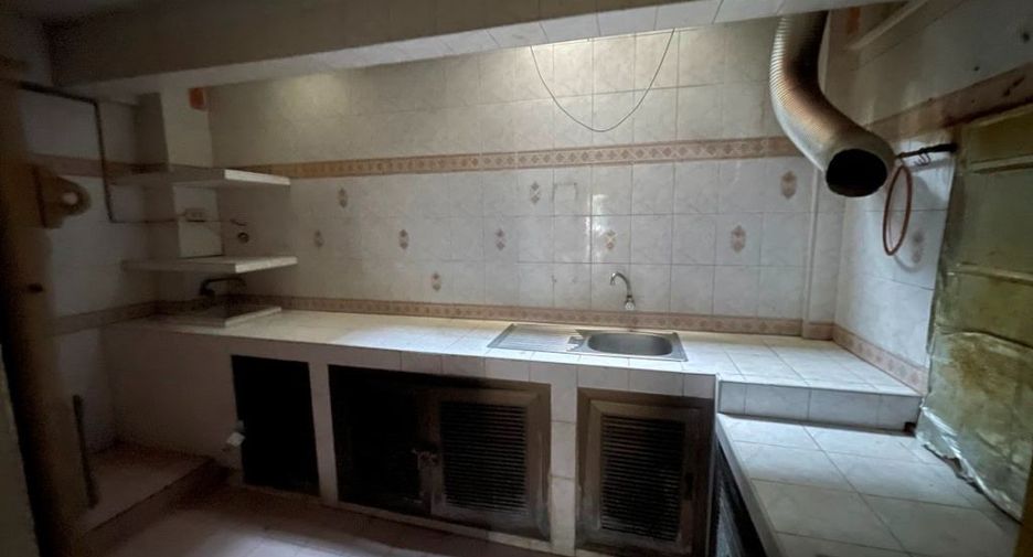 For rent 3 bedrooms retail Space in Phasi Charoen, Bangkok