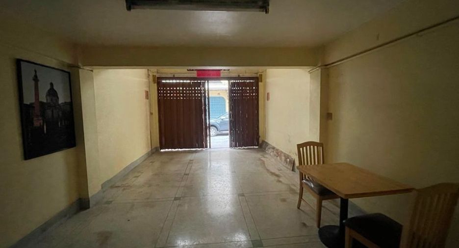 For rent 3 bedrooms retail Space in Phasi Charoen, Bangkok