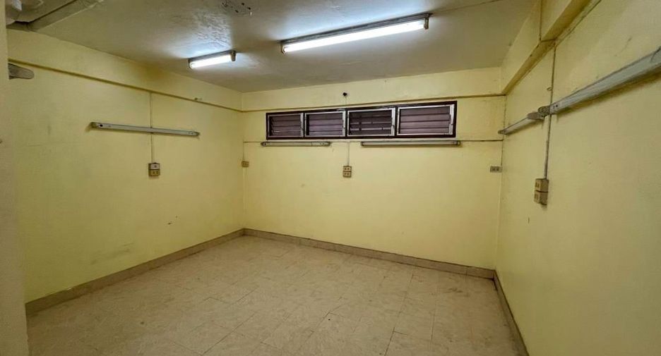 For rent 3 bedrooms retail Space in Phasi Charoen, Bangkok