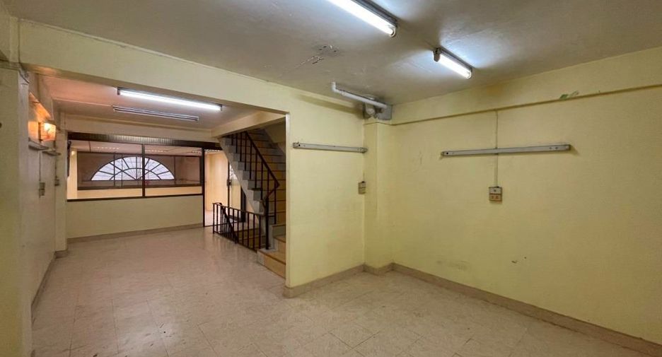 For rent 3 bedrooms retail Space in Phasi Charoen, Bangkok