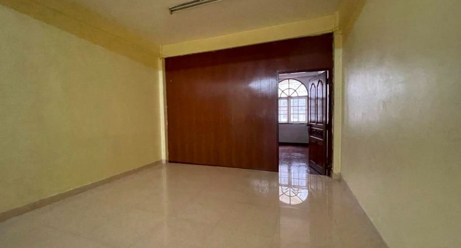 For rent 3 bedrooms retail Space in Phasi Charoen, Bangkok