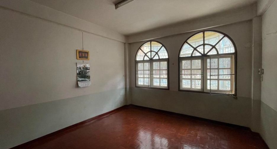 For rent 3 bedrooms retail Space in Phasi Charoen, Bangkok