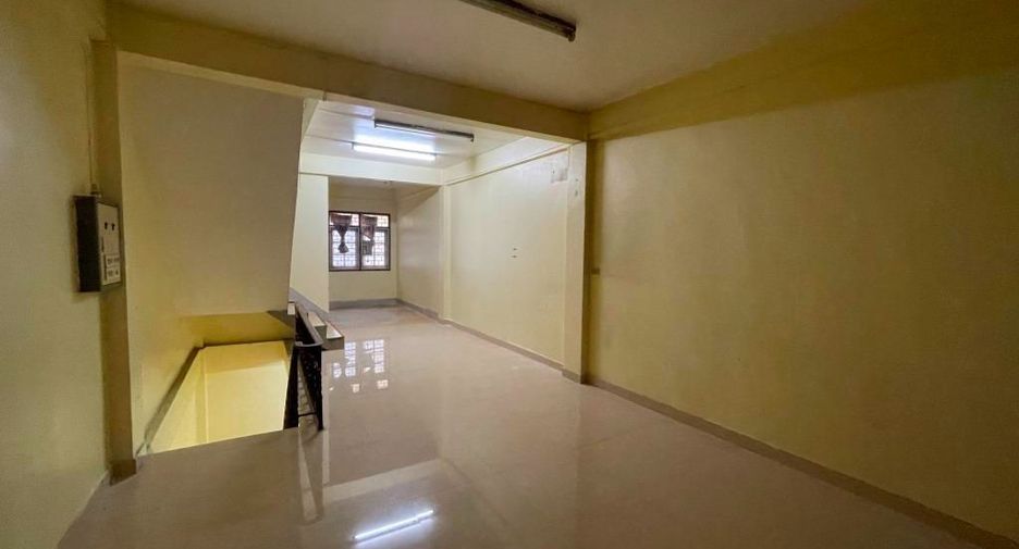 For rent 3 bedrooms retail Space in Phasi Charoen, Bangkok