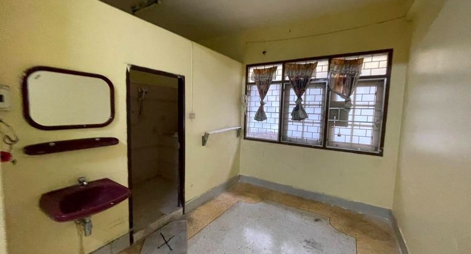 For rent 3 bedrooms retail Space in Phasi Charoen, Bangkok