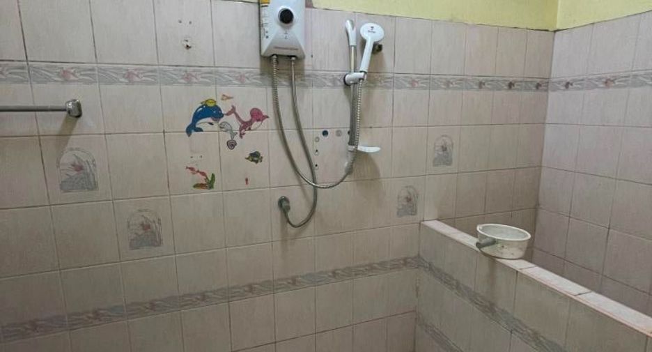 For rent 3 bedrooms retail Space in Phasi Charoen, Bangkok