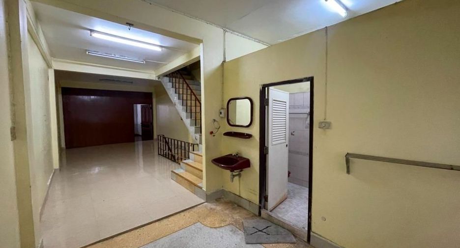 For rent 3 bedrooms retail Space in Phasi Charoen, Bangkok