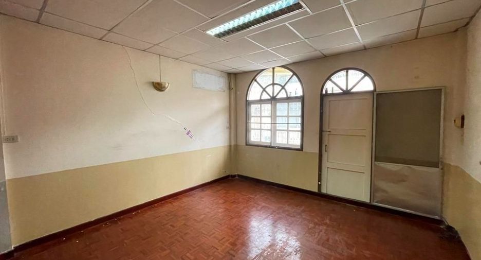 For rent 3 bedrooms retail Space in Phasi Charoen, Bangkok