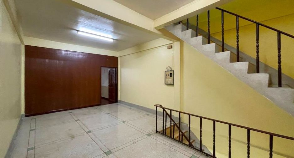 For rent 3 bedrooms retail Space in Phasi Charoen, Bangkok