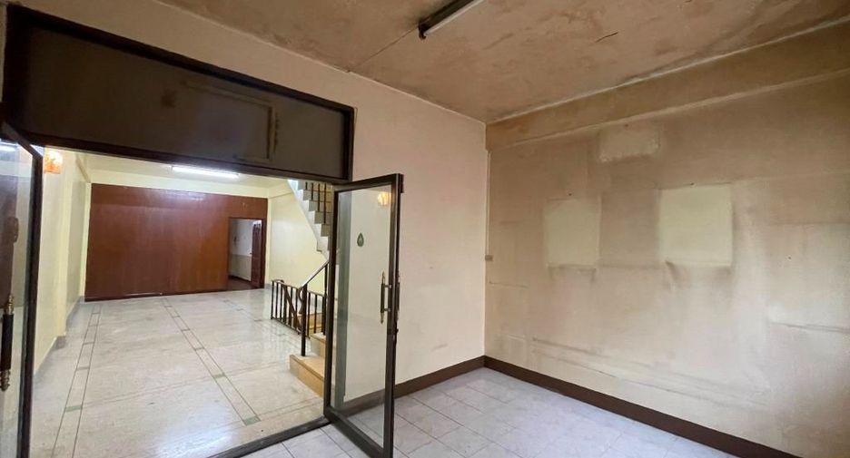 For rent 3 bedrooms retail Space in Phasi Charoen, Bangkok