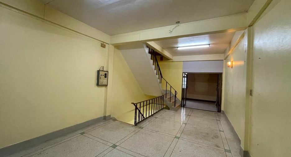For rent 3 bedrooms retail Space in Phasi Charoen, Bangkok