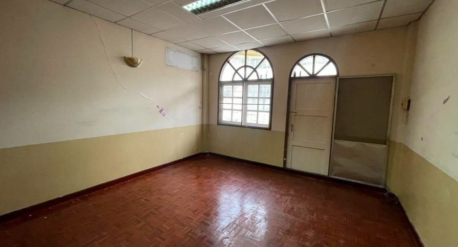 For rent 3 bedrooms retail Space in Phasi Charoen, Bangkok