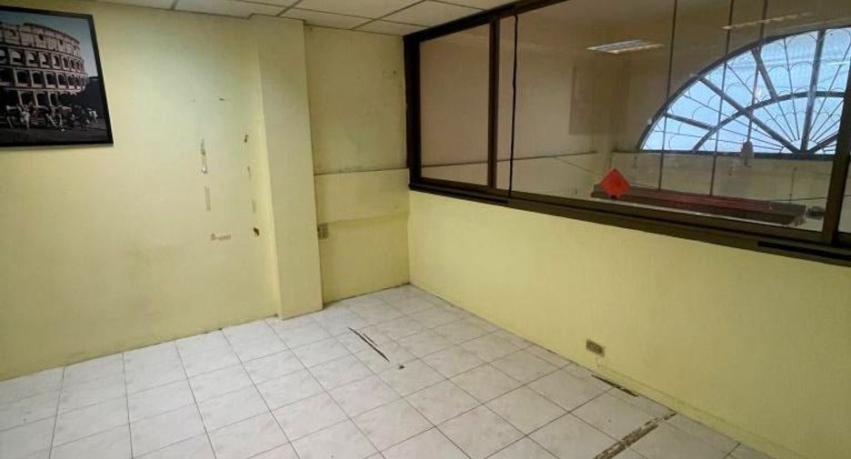 For rent 3 bedrooms retail Space in Phasi Charoen, Bangkok
