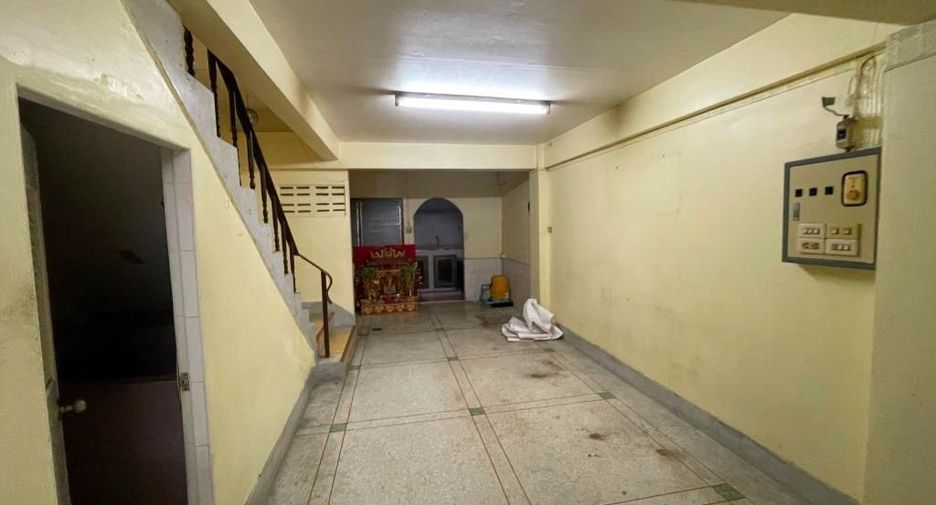 For rent 3 bedrooms retail Space in Phasi Charoen, Bangkok