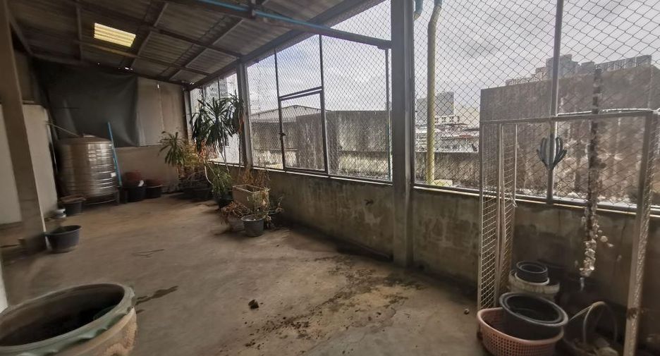 For rent 3 bedrooms retail Space in Phasi Charoen, Bangkok