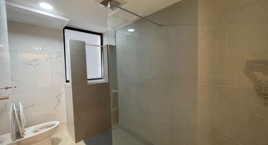 For rent 3 bedrooms condo in Khlong Toei, Bangkok