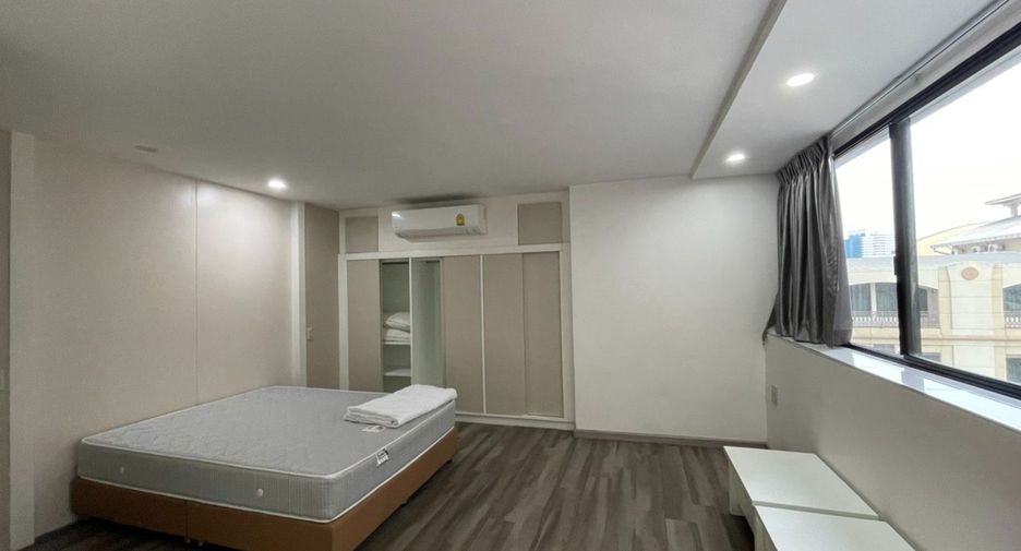 For rent 3 bedrooms condo in Khlong Toei, Bangkok