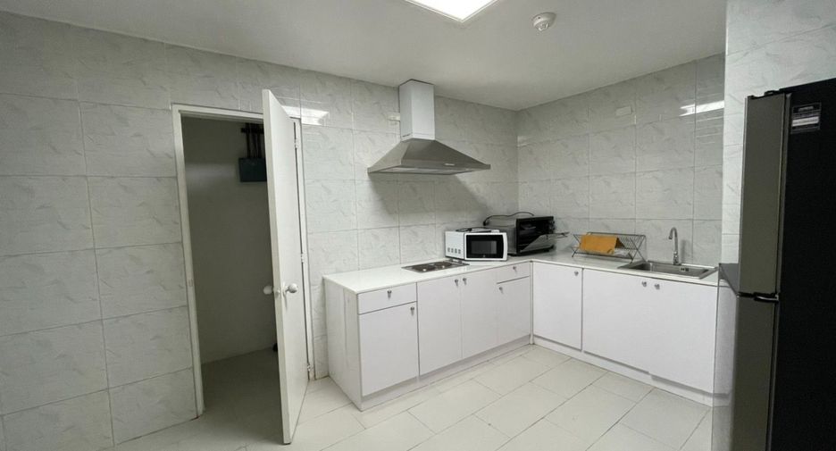 For rent 3 bedrooms condo in Khlong Toei, Bangkok